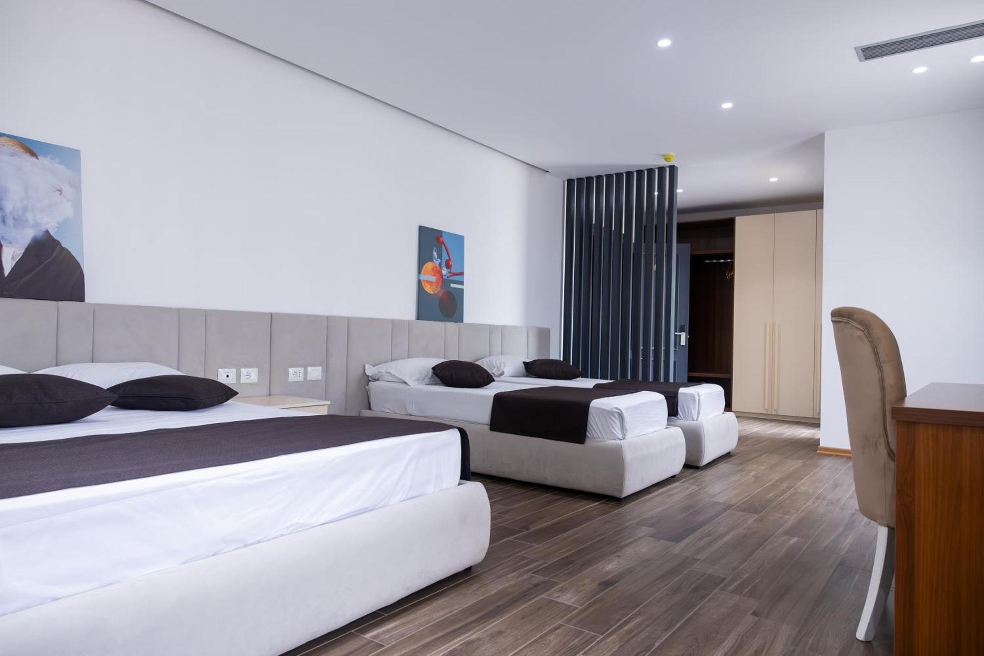 Amh Hotel Durres Exterior photo