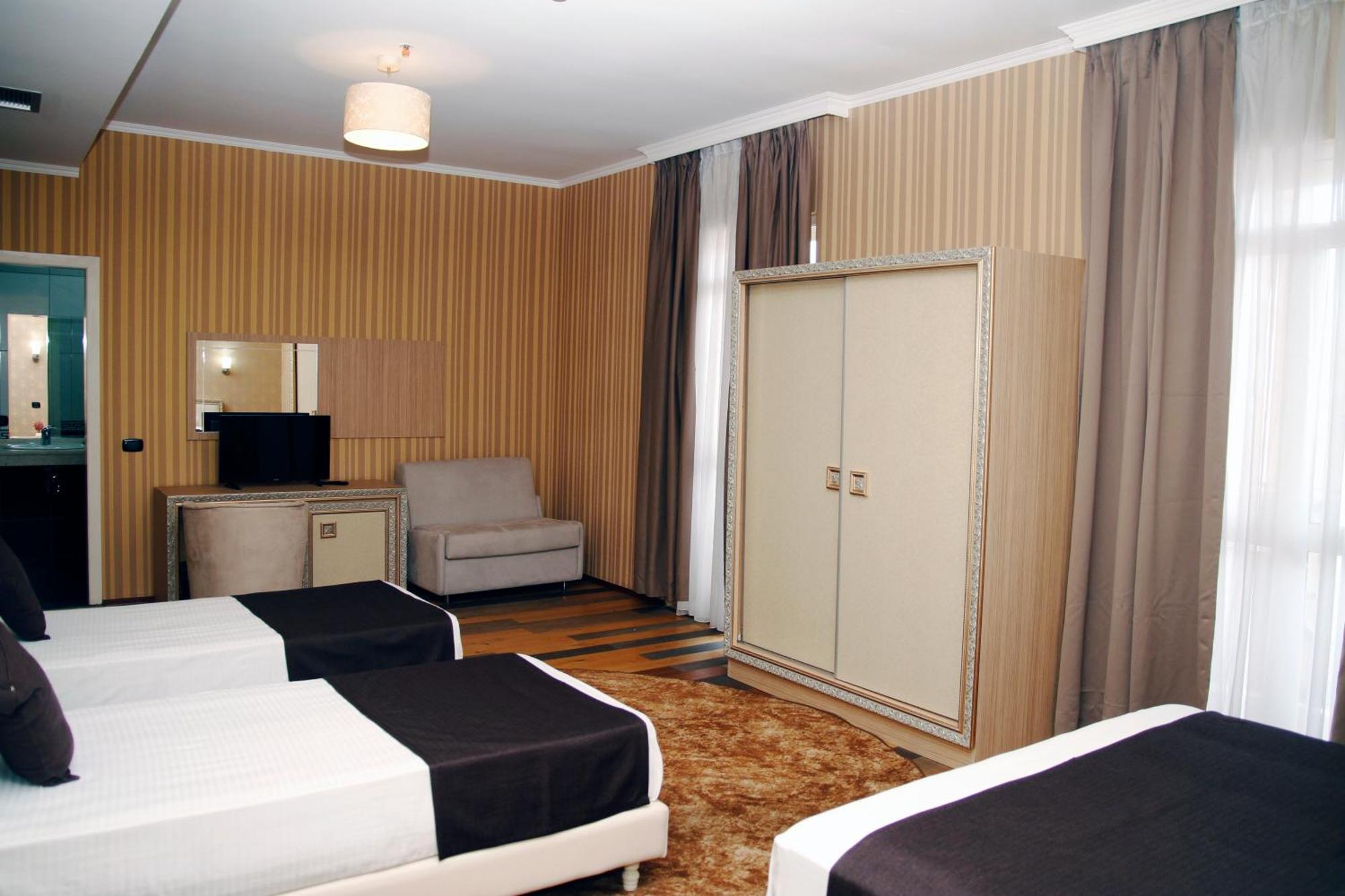 Amh Hotel Durres Exterior photo