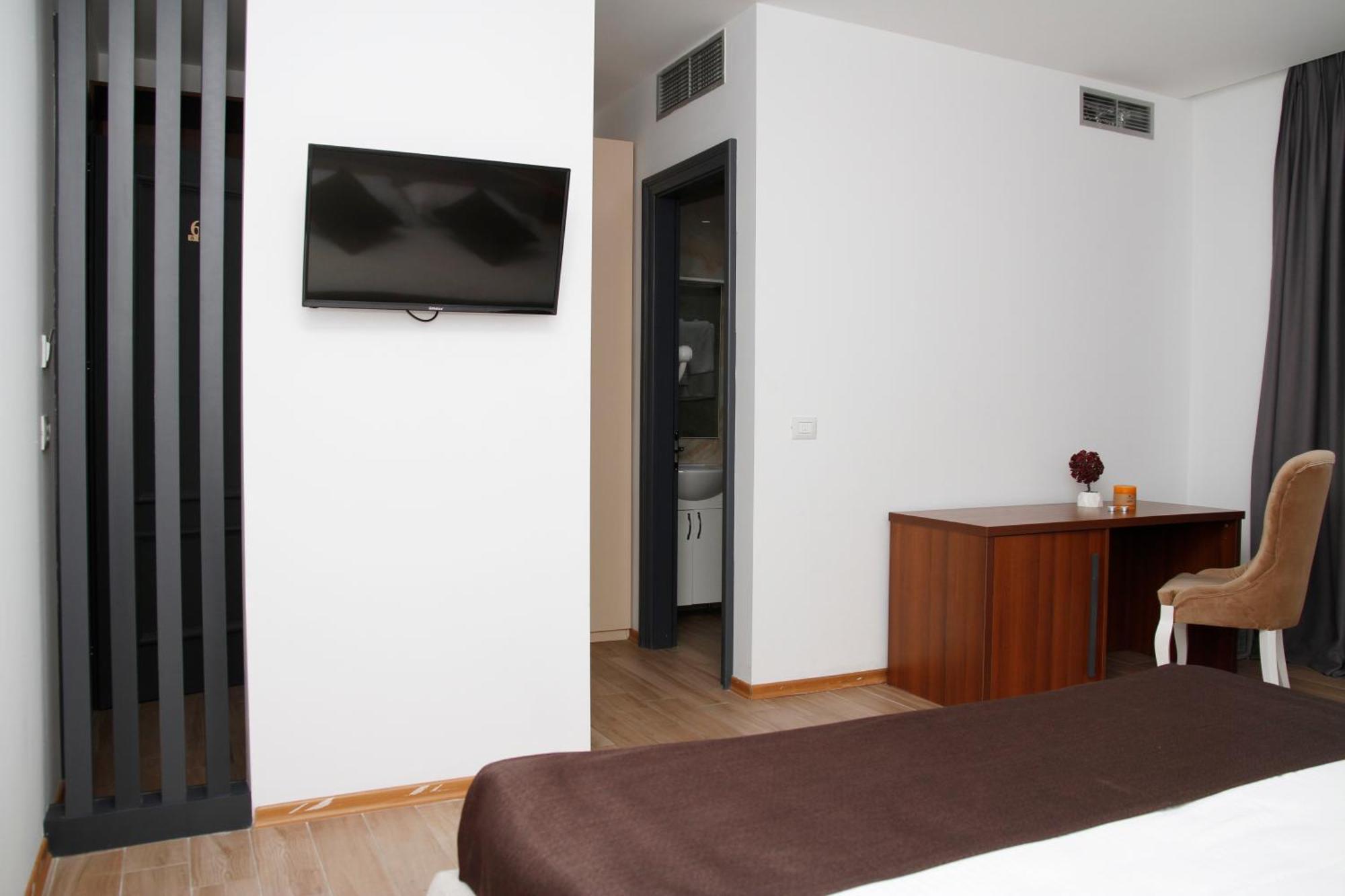 Amh Hotel Durres Exterior photo